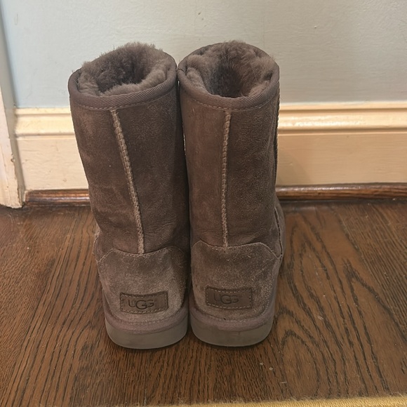 Uggs Classic Short II in Grey - Size 8 - Picture 9 of 12